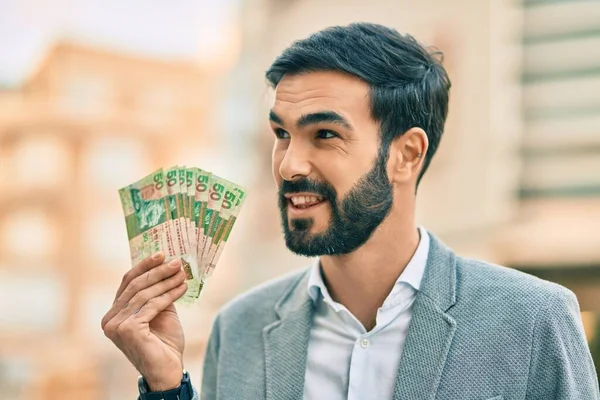 Joven Empresario Hispano Sonriendo Feliz Sosteniendo Billetes Dólares Hong Kong — Foto de Stock