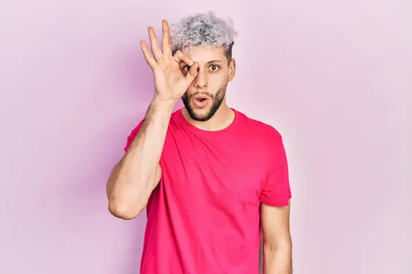 Jonge Spaanse Man Met Modern Geverfd Haar Draagt Casual Roze — Stockfoto