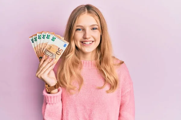 Krásná Mladá Běloška Drží Svazek Eurobankovek Vypadá Pozitivně Spokojeně Usmívá — Stock fotografie