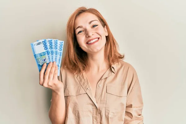 Jonge Blanke Vrouw Met Hongerige Forint Bankbiljetten Die Positief Gelukkig — Stockfoto