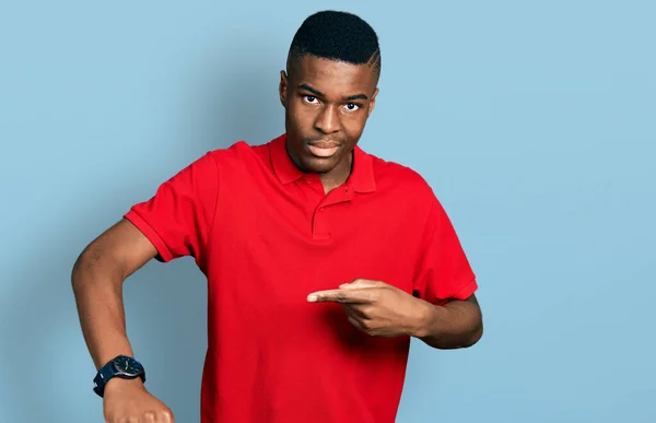 Junger Afrikanisch Amerikanischer Mann Trägt Lässig Rotes Shirt Eile Und — Stockfoto