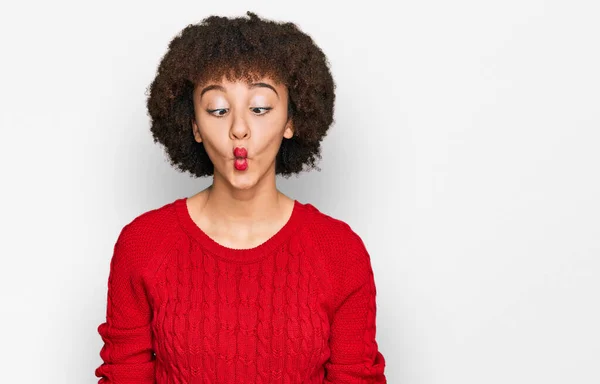 Junge Hispanische Mädchen Lässiger Kleidung Machen Fischgesicht Mit Lippen Verrückte — Stockfoto