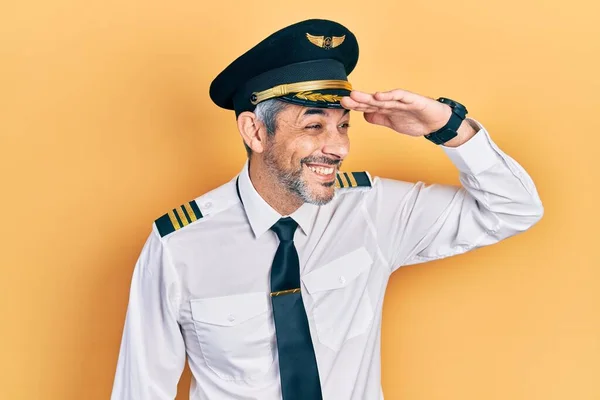 Pohledný Muž Středního Věku Šedivými Vlasy Uniformě Pilota Letadla Velmi — Stock fotografie