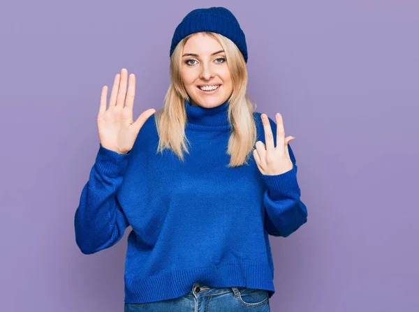 Mulher Branca Jovem Vestindo Camisola Inverno Boné Mostrando Apontando Para — Fotografia de Stock