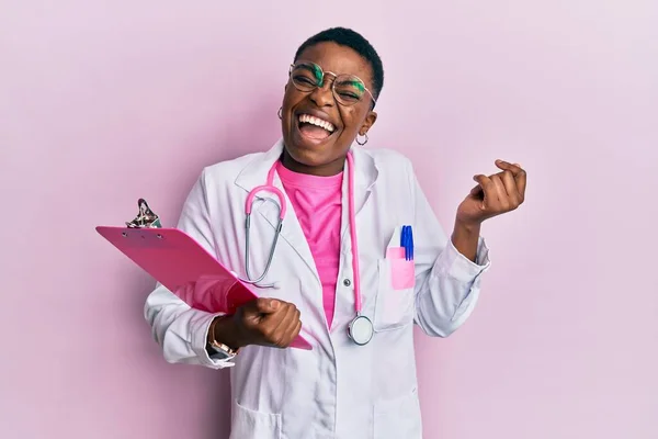 Young African American Woman Wearing Doctor Stethoscope Holding Clipboard Screaming — Stock Photo, Image