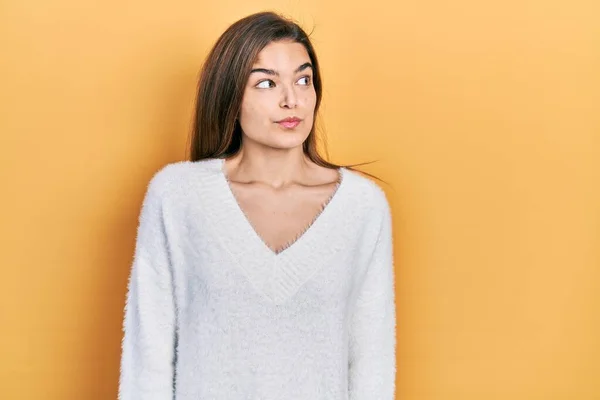 Jovem Caucasiana Vestindo Roupas Casuais Sorrindo Olhando Para Lado Olhando — Fotografia de Stock