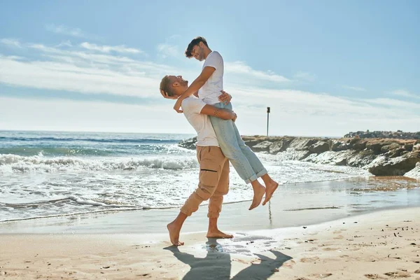 Romantisches Homosexuelles Paar Lächelt Glücklich Beim Umarmen Strand — Stockfoto