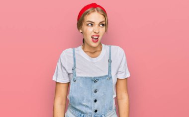 Kafkasyalı genç bir kız günlük kıyafetler giyiyor kızgın ve kızgın bağırıyor sinirli ve öfkeli, öfkeyle bağırıyor. öfke ve agresif konsept. 