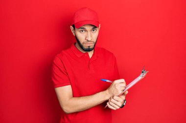 Sakallı, kurye üniformalı İspanyol bir adam elinde pano tutuyordu. Depresyondaydı ve üzüntüden ağlıyordu. Kızgın ve korkmuştu. hüzünlü ifade. 