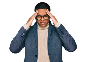 İş ceketi ve gözlük takan genç, yakışıklı, çaresiz ve stresli bir İspanyol. Ağrı ve migrenden muzdarip. Eller başının üstünde.. 