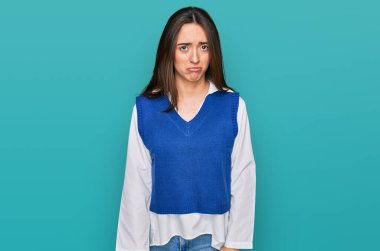 Günlük kıyafetler giyen genç İspanyol kız depresyonda ve sıkıntıdan endişeleniyor, kızgın ve korkmuş bir şekilde ağlıyor. hüzünlü ifade. 