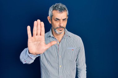 Beyaz saçlı, iş gömleği giyen yakışıklı orta yaşlı bir adam avucunun içi gibi şarkı söylemeyi kesiyor. Yüzünde olumsuz ve ciddi bir jest olan uyarı ifadesi. 