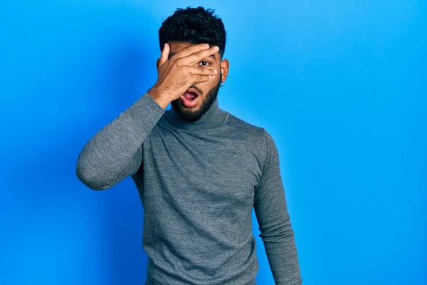 Homem Árabe Com Barba Vestindo Camisola Gola Alta Espreitando Choque — Fotografia de Stock