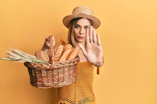 Beyaz Tenli Genç Bir Kadın Elinde Ekmek Sepeti Elinde Açık — Stok fotoğraf