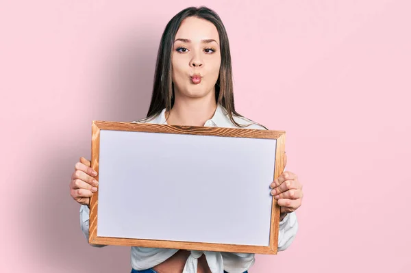 Jovem Hispânica Segurando Quadro Branco Vazio Fazendo Cara Peixe Com — Fotografia de Stock