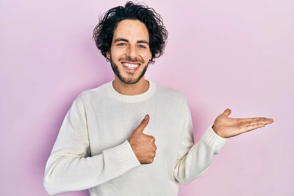 Schöner Hispanischer Mann Lässigem Weißen Pullover Der Die Handfläche Zeigt — Stockfoto