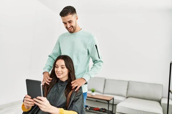 Jong Hispanic Vrouw Zoek Touchapd Scherm Terwijl Stylist Man Kam — Stockfoto