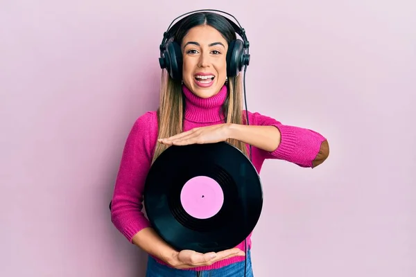 Mujer Hispana Joven Escuchando Música Usando Auriculares Sosteniendo Disco Vinilo —  Fotos de Stock