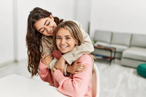 Jovem Casal Bonito Sentado Cadeira Abraçando Casa — Fotografia de Stock