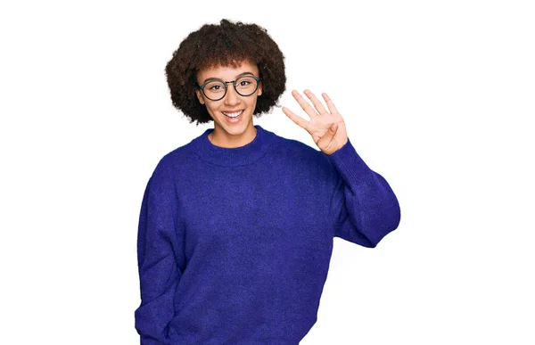 Junges Hispanisches Mädchen Lässigem Winterpullover Und Brille Zeigt Mit Finger — Stockfoto