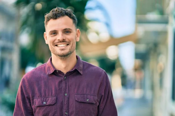 Ung Latinamerikansk Man Ler Lycklig Stående Vid Staden — Stockfoto