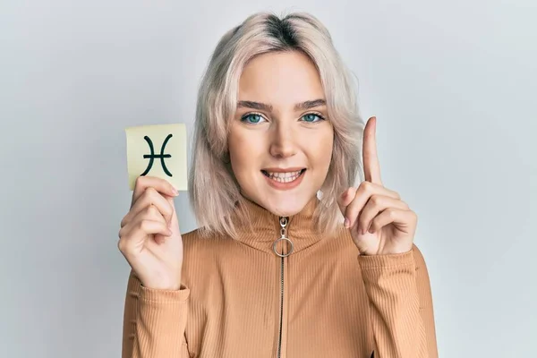 Jong Blond Meisje Vasthouden Papier Met Pisces Zodiac Teken Glimlachen — Stockfoto