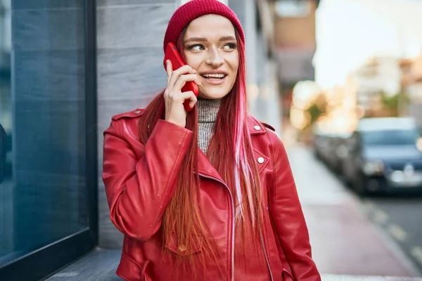Молодая Кавказская Девушка Улыбается Счастливо Разговаривая Смартфону Городе — стоковое фото