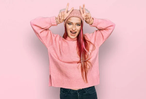 Mujer Caucásica Joven Con Ropa Casual Gorra Lana Posando Divertida — Foto de Stock