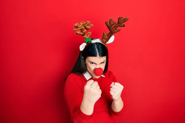 Mujer Hispana Joven Con Sombrero Navidad Ciervo Nariz Roja Lista — Foto de Stock