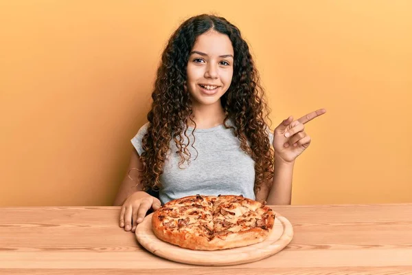 Adolescente Ragazza Ispanica Mangiare Pizza Italiana Sorridente Felice Indicando Con — Foto Stock