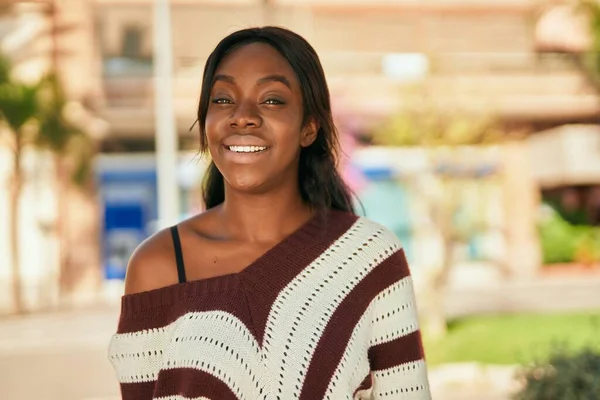 Junge Afroamerikanerin Lächelt Glücklich Park — Stockfoto