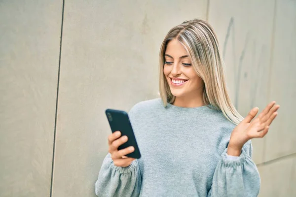 Jovem Loira Sorrindo Feliz Fazendo Videochamada Usando Smartphone Cidade — Fotografia de Stock