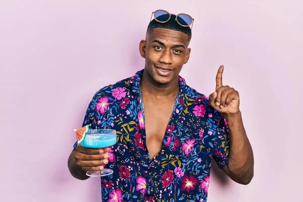 Joven Hombre Negro Bebiendo Cóctel Tropical Con Alcohol Sorprendido Con — Foto de Stock
