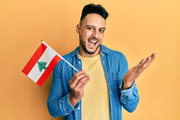 Mladý Arabský Muž Držící Libanonskou Vlajku Slaví Úspěch Šťastným Úsměvem — Stock fotografie