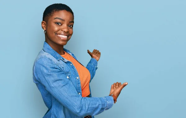 Genç Afro Amerikalı Kadın Günlük Kıyafetler Giyip Gülümseyerek Içeri Girmeye — Stok fotoğraf