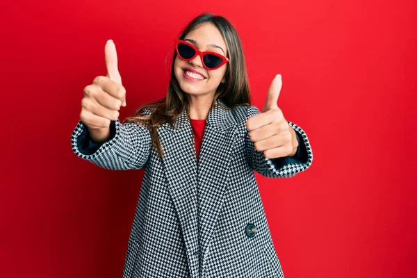 Joven Morena Vestida Moda Look Moderno Aprobando Hacer Gesto Positivo —  Fotos de Stock