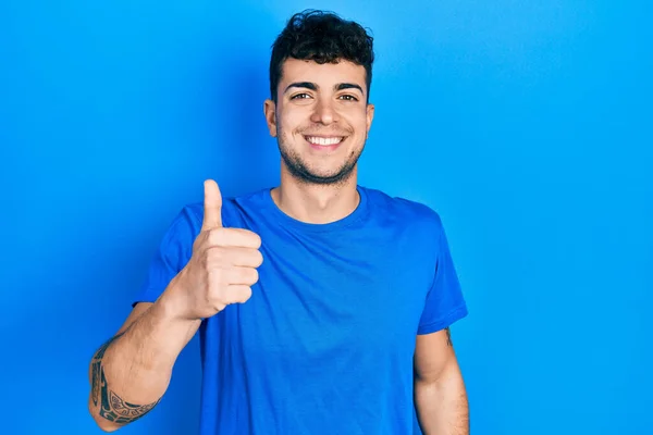 Joven Hombre Hispano Vistiendo Una Camiseta Azul Casual Haciendo Gesto — Foto de Stock