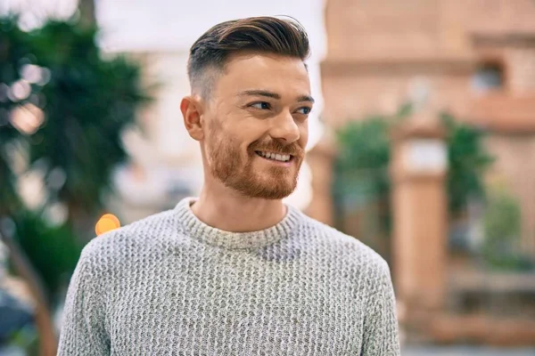 Joven Hombre Caucásico Sonriendo Feliz Pie Ciudad — Foto de Stock