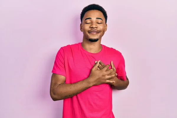 若いアフリカ系アメリカ人の男性は 目を閉じて胸に手で笑みを浮かべて 顔に感謝のジェスチャーを着用 健康の概念 — ストック写真