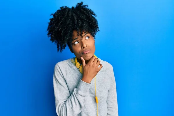 Afroamerikanerin Mit Afro Haaren Sweatshirt Und Kopfhörer Ernstes Gesicht Das — Stockfoto