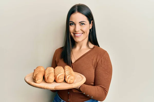 Genç Esmer Kadın Elinde Ekmek Tutuyor Pozitif Mutlu Görünüyor Duruyor — Stok fotoğraf