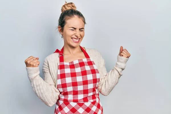 Beautiful Caucasian Woman Blond Hair Wearing Apron Very Happy Excited — Stock Photo, Image