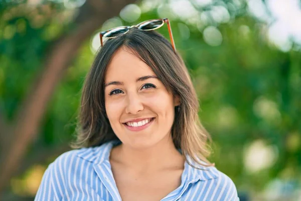 Genç Spanyol Kadın Gülümsüyor Parkta Güneş Gözlüğüne Dokunduğu Için Mutlu — Stok fotoğraf