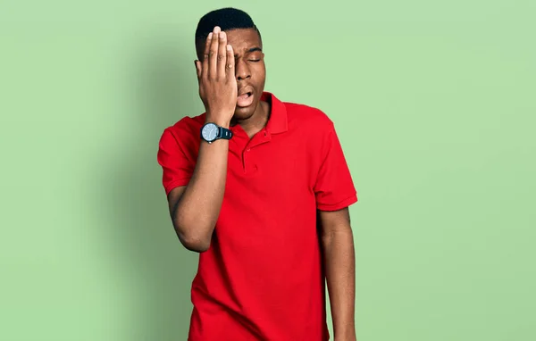 Jovem Afro Americano Vestindo Camiseta Vermelha Casual Bocejando Cansado Cobrindo — Fotografia de Stock