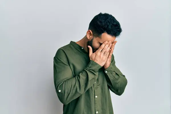 Jovem Hispânico Vestindo Roupas Casuais Com Expressão Triste Cobrindo Rosto — Fotografia de Stock