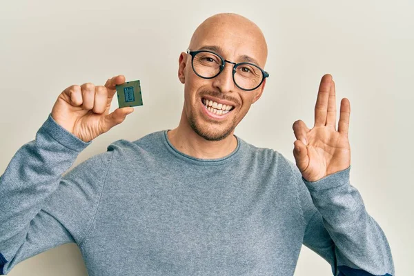 Skallig Man Med Skägg Håller Cpu Dator Processor Gör Tecken — Stockfoto