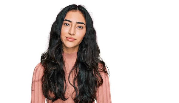 Diş Teli Takan Günlük Kıyafetler Giyen Spanyol Genç Kız Yüzünde — Stok fotoğraf