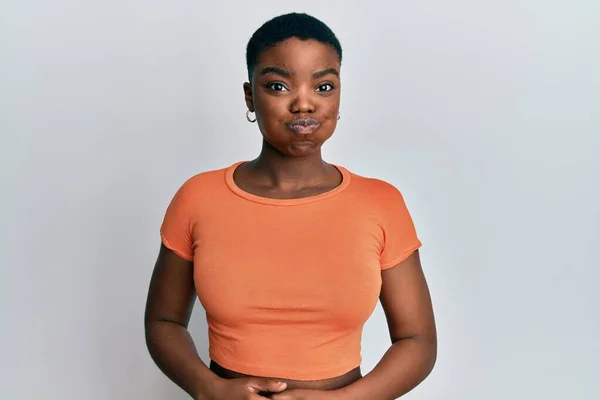 Mladá Afroameričanka Neformálním Oranžovém Tričku Legračním Obličejem Tvářích Ústa Nadýchaná — Stock fotografie