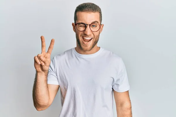 Junger Kaukasischer Mann Lässiger Kleidung Und Brille Der Mit Glücklichem — Stockfoto