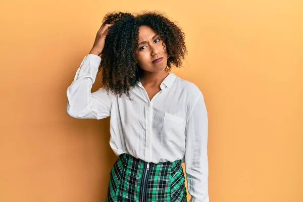 Piękna Afroamerykanka Afro Włosy Noszące Spódnicę Uczony Mylić Zastanawiać Się — Zdjęcie stockowe
